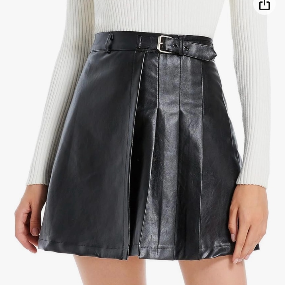 Size M Faux Leather Pleated Miniskirt